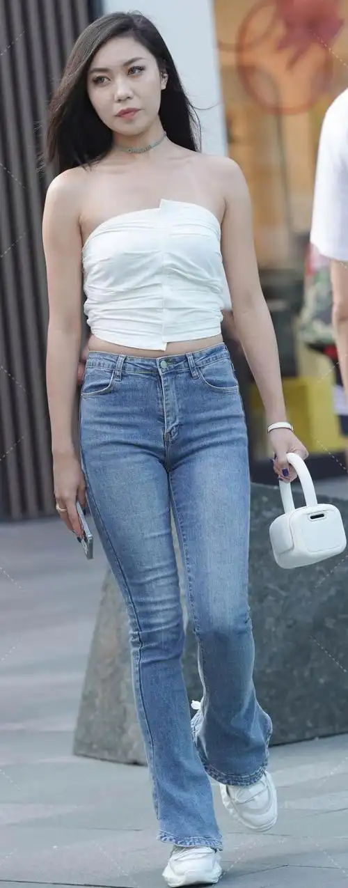 喇叭腿牛仔裤是一种经典的时尚单品,因其独特的裤型和流行的风格而备