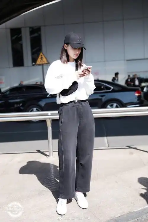 李沁现身机场满脸忧郁,气质如沐春风,网友:这素颜我服!