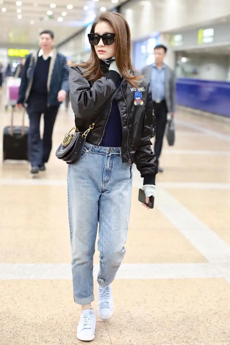 【明星机场look】小花张雪迎亮相机场,一身boy风配黑超,酷女孩也可以