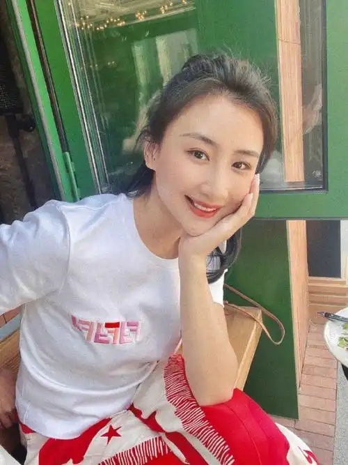 蹦床公主何雯娜晒泳装照,产女一年瘦到100斤,细腰长腿超惹眼