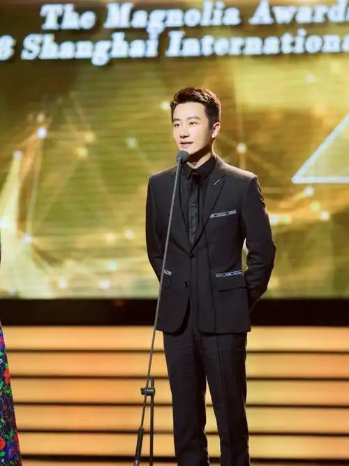 和蒋雯丽亲密照被扒从无人问津到名导宠儿央视都为他发声