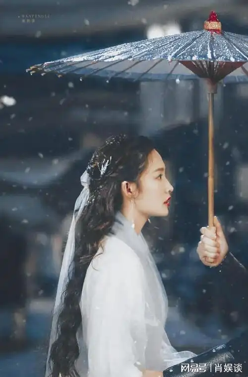 15位古装美人撑伞,刘诗诗赵丽颖清冷,唐嫣杨紫灵动,最美的是她