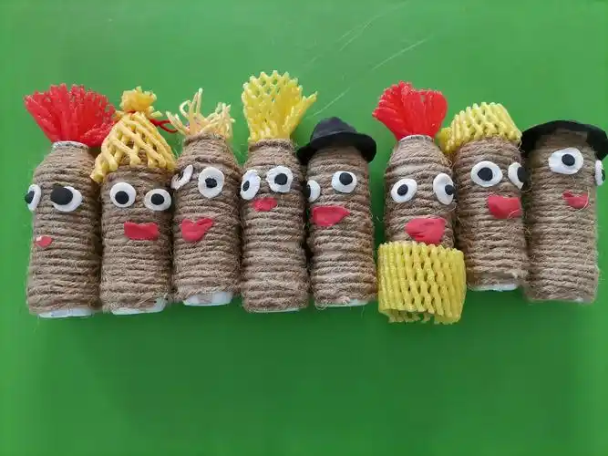 胜坨镇辛庄社区幼儿园中班手工制作麻绳跟酸奶瓶的碰撞—(可爱的小