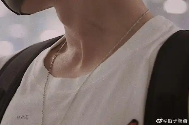 肖战冷暖反差大片#  肖战名品锁骨杀合集  锁骨 喉结的双重性甘是