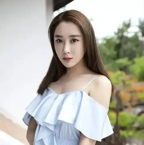 雷佳音携老婆翟煦飞参加校友会,杜若溪也在场,两位明星太太气质开挂