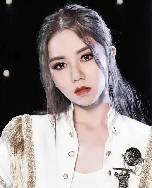 天不怕地不怕,就怕邓紫棋不化妆,这素颜脸:确定是本人?