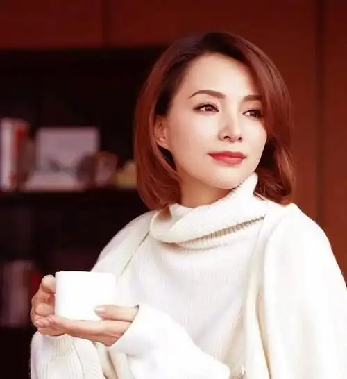 你们还记得"央视一姐"董卿吗?那个气质高雅,主持风范的董老师?