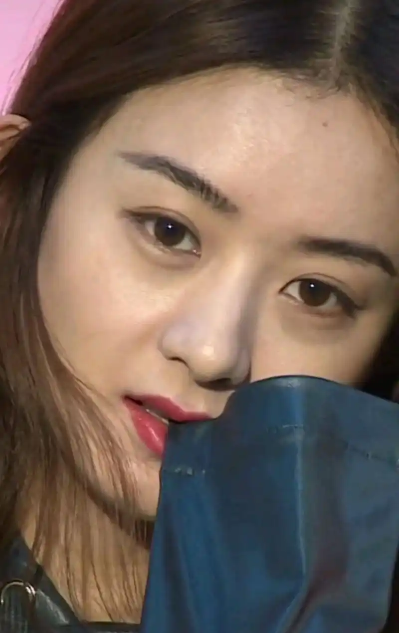 赵丽颖近照,无美颜滤镜的添加,脸上每一寸肌肤都看得非常清楚,五官