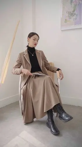 这是一款比较学院风的套装~~ 非常经典的颜色,茶色!