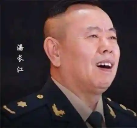 就变得很少去穿军装了,因此就让大家很少看到了,潘长江是文职军人,他