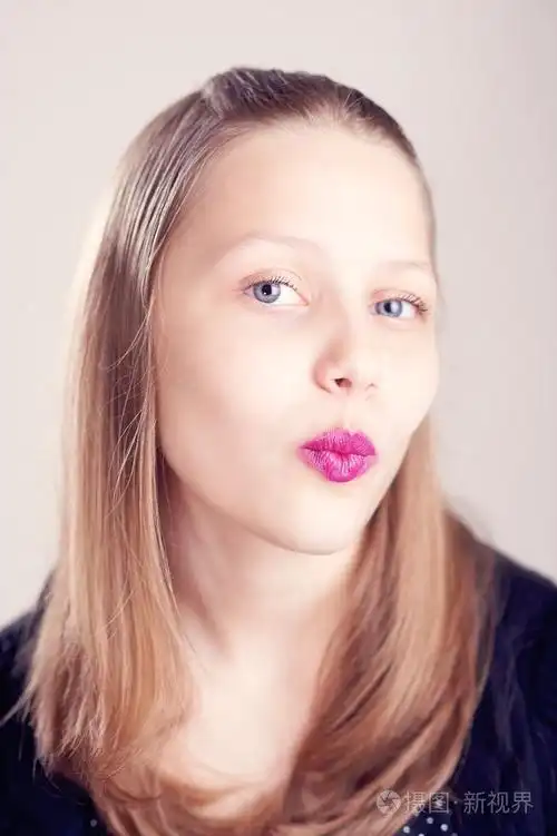 十几岁的女孩可爱的鬼脸