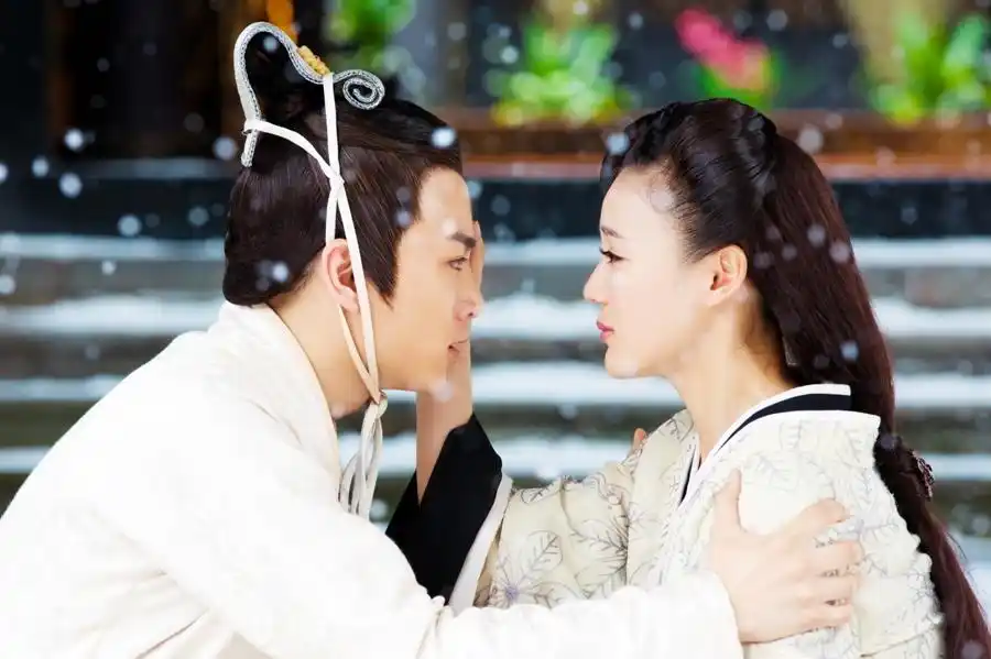 组图:《王的女人》曝剧照袁姗姗陈晓浪漫相遇-江西娱乐网-大江网(中国