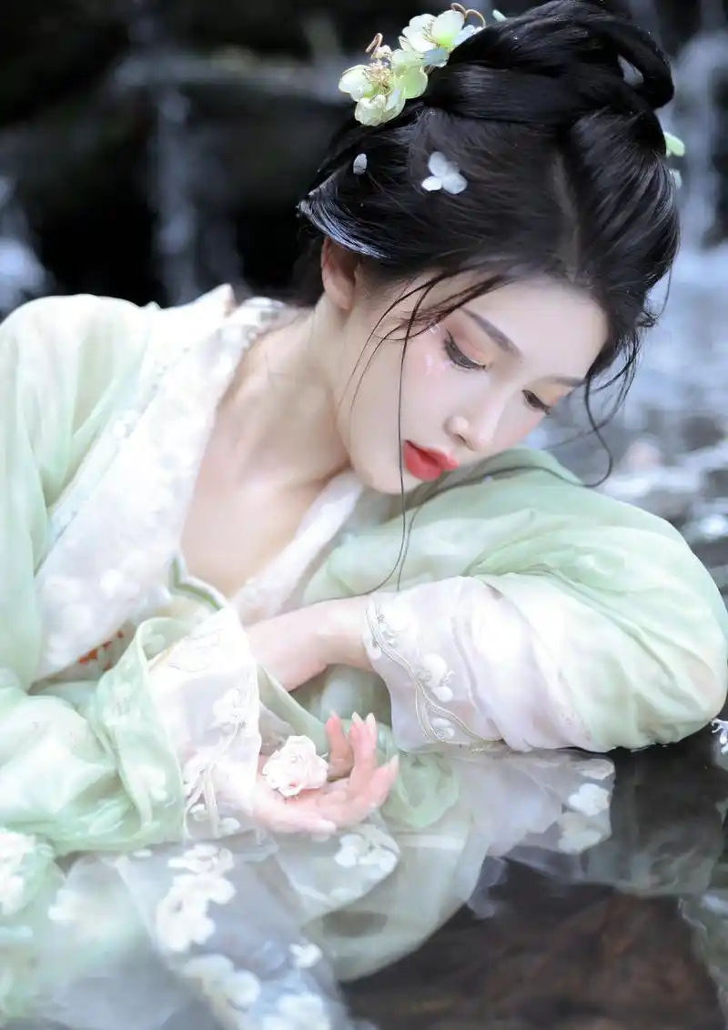 太拼了!女生穿"汉服"下水拍摄,美得让人心动