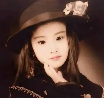 小时候刘亦菲就穿dior的裙子了,属实是大户人家出来的小公主!