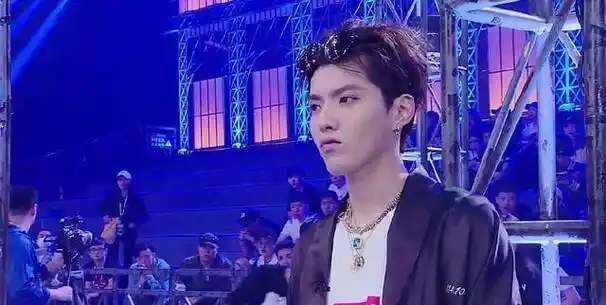 鹿晗靠跑男频上热搜,他凭借综艺走上洗白路_吴亦凡_节目_张艺兴