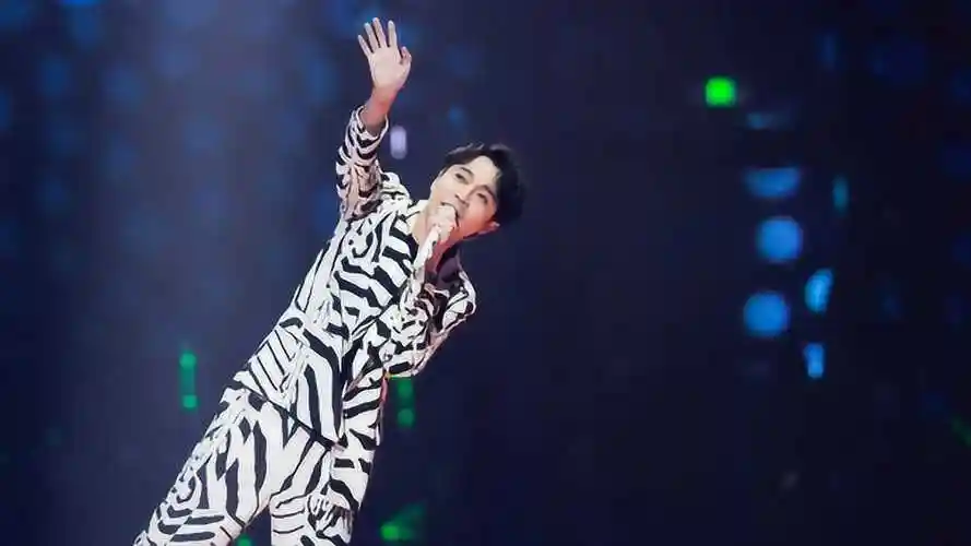 东方风云榜直拍吴青峰耳返没有声坚持唱完了整首起风了