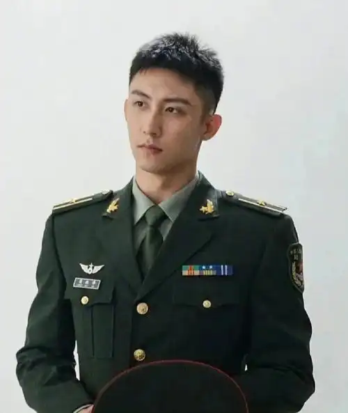 这个男人是来娱乐圈服兵役的吧黄景瑜穿上制服简直太帅了