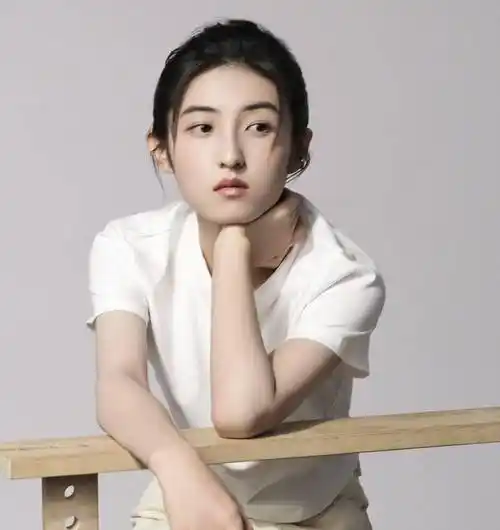 赵今麦还在演偶像剧,张子枫却开始合作大叔了,造型又土又村_赵又廷