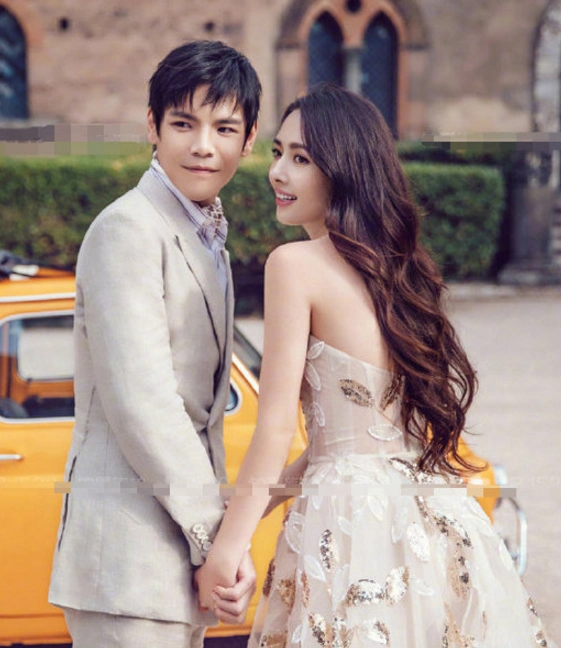 向佐郭碧婷婚纱照曝光,二人甜蜜依偎,但婚纱款式也够土的