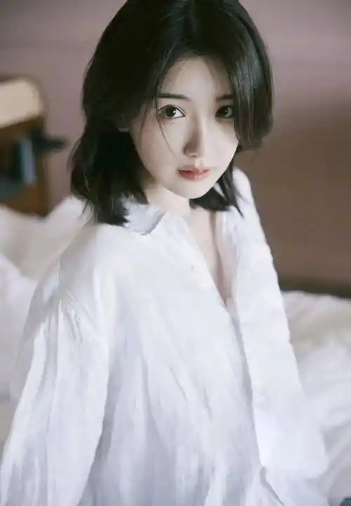 毛晓彤刚刚在平台上发布了一张身穿白衬衫的漂亮照片.