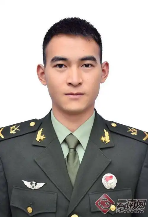1991年11月出生,2010年12月入伍,2016年11月入党,现为南部战区陆军