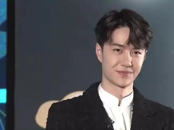 王一博:经常脸垮,后遗症较多