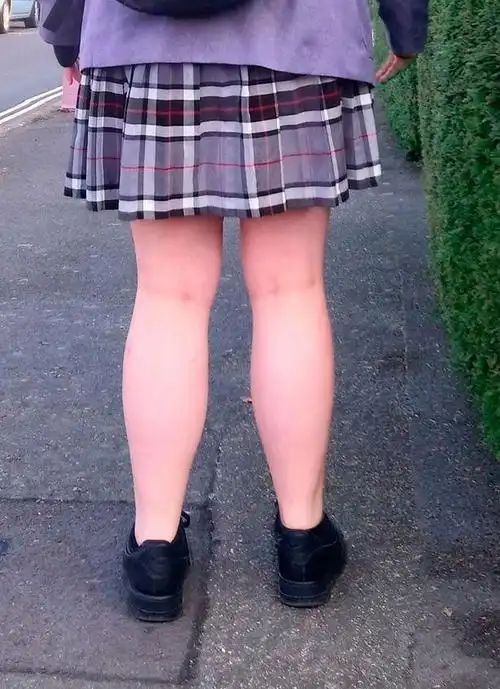 英国女生穿最大码校服裙依旧太短,被学校勒令回家|裙子|校服|女生