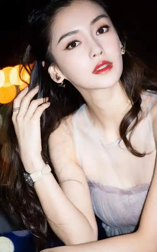 杨颖晒母子合影与爱犬阿黄同框被指暗讽黄晓明