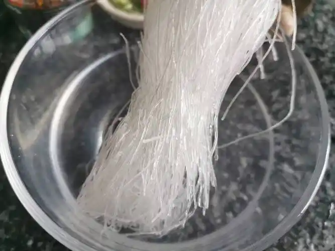 粉丝用温水泡软备用 放入碗中,根据自己口味添加米椒 加入生抽和杏鲍