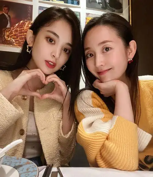 古力娜扎深夜与姐姐同框比美姐妹花合照秀色可餐