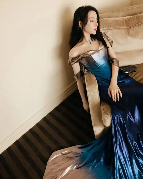 热巴一袭蓝色流光人鱼裙绝美