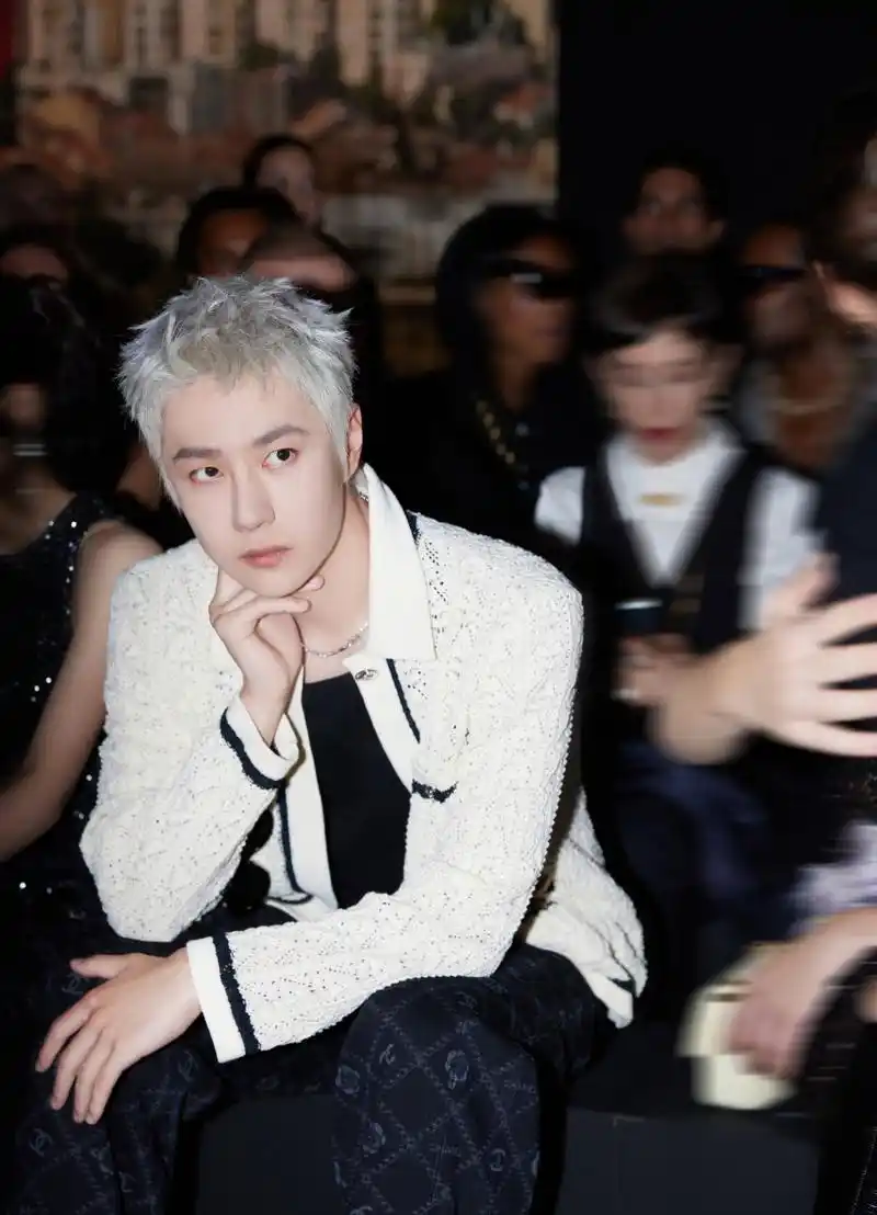 王一博时装周金发# #王一博g社生图# #王一博白金狼尾街拍#   雷栽