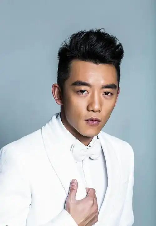 男明星:时尚型男郑恺半身优雅写真-小虾米
