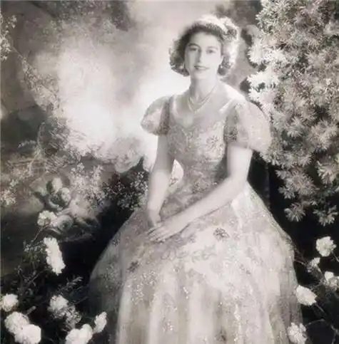 伊丽莎白二世年轻时有多美?老照片不会骗人,菲利普为她放弃信仰