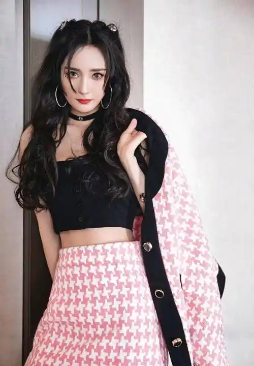 同时也能凸显腰细腿长的看点,在视觉上凸显女性的魅力更显女人味,同时