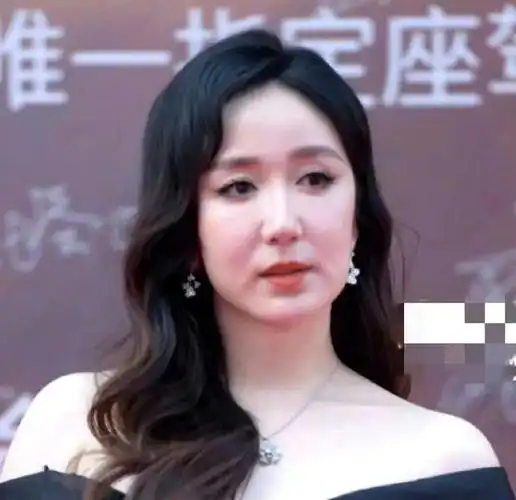 娄艺潇近照被嘲整容失败,网友:爱情公寓的胡一菲不见了!