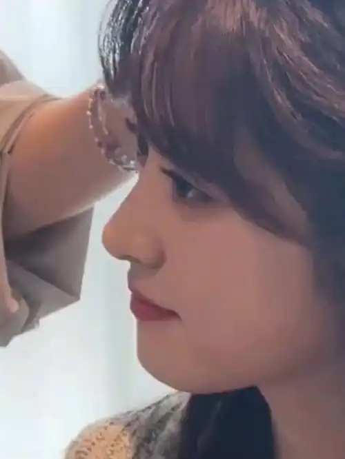 助理帮沈月整理刘海