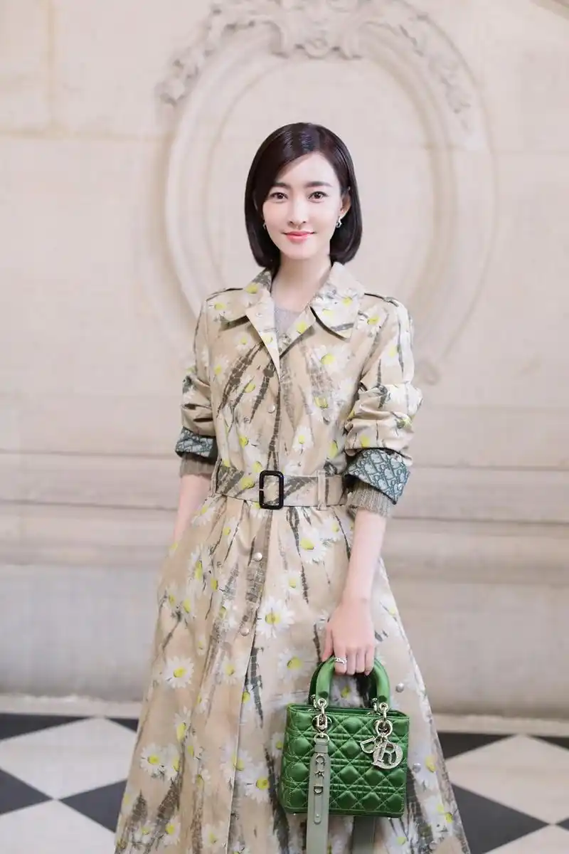 王丽坤剪短发年轻十岁不止,穿印花风衣长裙,气质很出众!