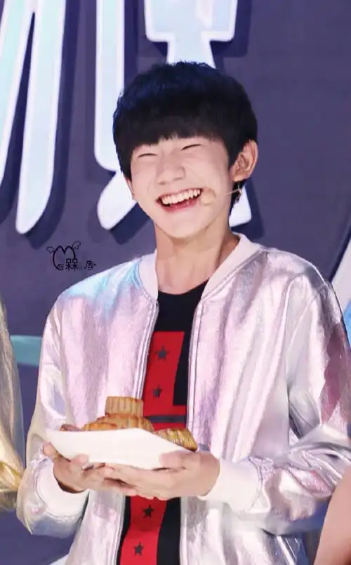 王源,见牙不见眼的笑法太萌啦!