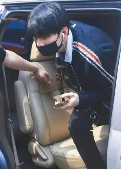 而我们万众期待的陈宥维这次居然没有戴口罩哦,虽然戴着帽子,但是依然