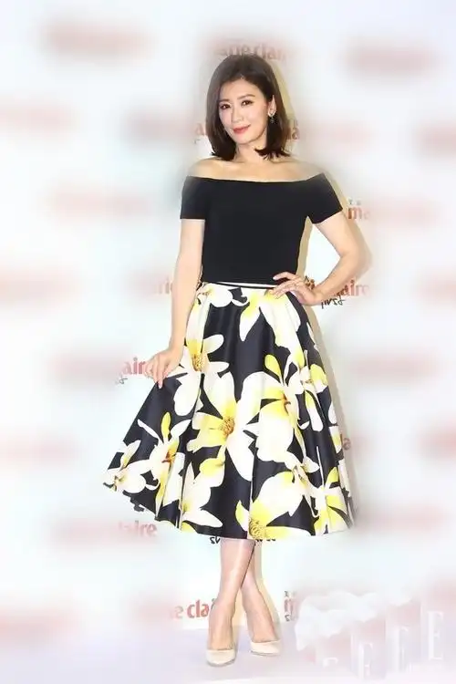 一字肩性感撩妹 美得不要不要的