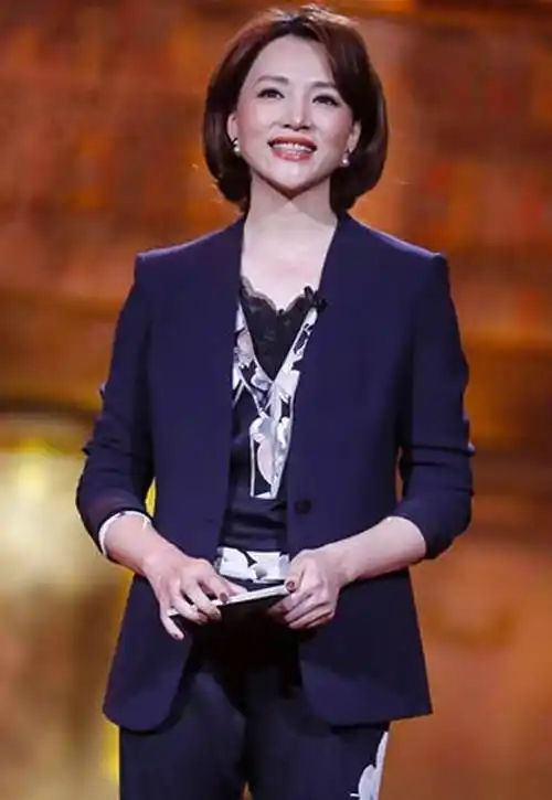 真正会穿的女人,穿西装外套不会配小黑裤,看看董卿就知道了_白色_款式