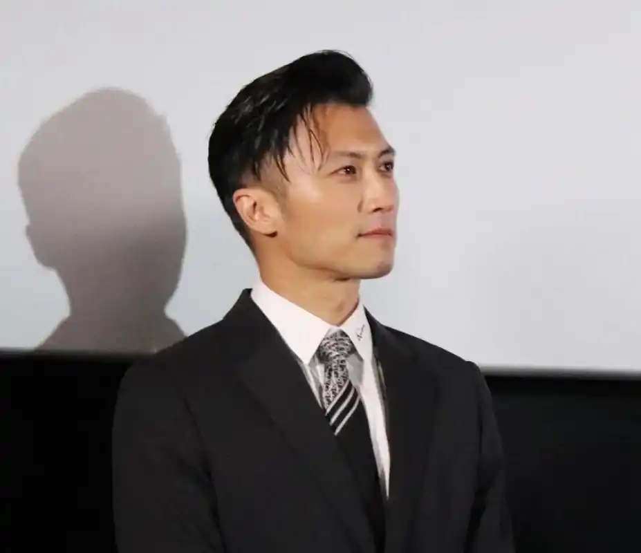 40岁谢霆锋久违亮相利落笔挺不显老态曾捐款100万援助河南