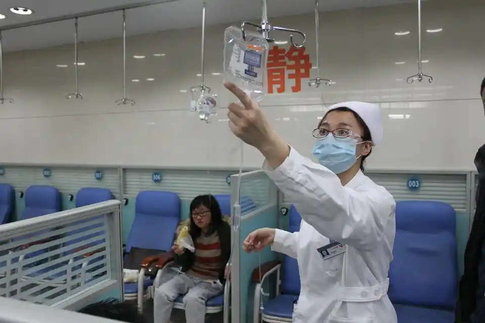 直击一名通宵值夜班的护士时常累倒在站台