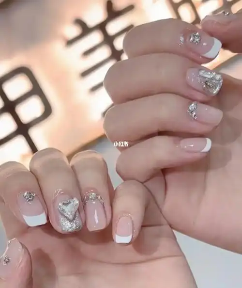 简约白色法式美甲