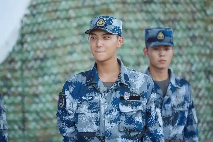 穿军装的黄子韬又帅又萌 看几眼就被圈粉了_北京时间