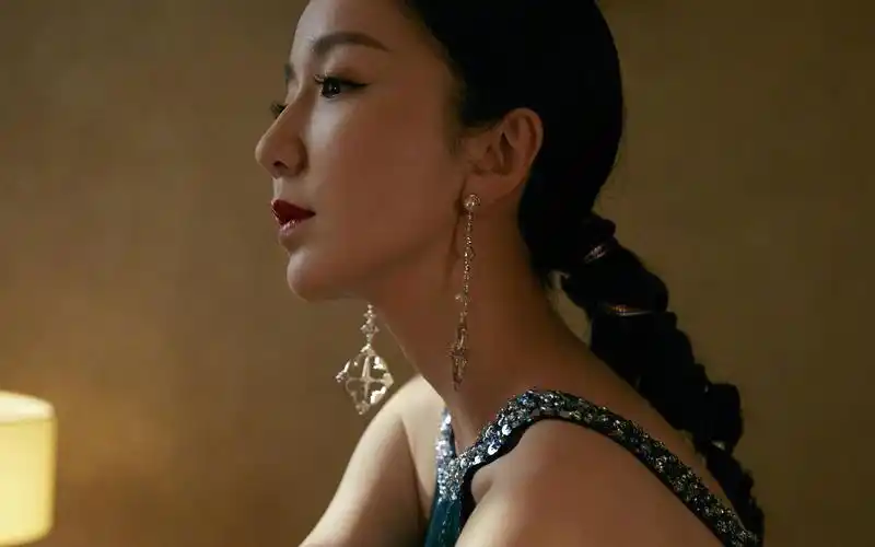 电脑壁纸 明星 大陆明星 爱奇艺尖叫之夜女神娄艺潇优雅礼服造型