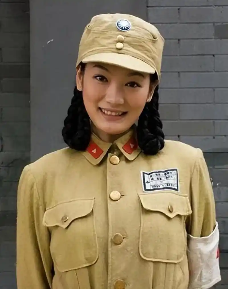 哪怕躲避及时,方柏霓也没能幸免,至此于震"家暴男"的称号被死死的按在