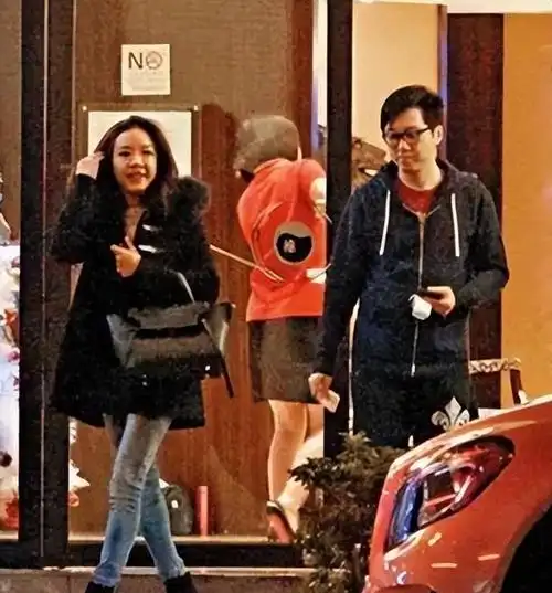 罕见同框!伊能静庾澄庆现身纽约参加儿子毕业典礼哈利穿戴有品味