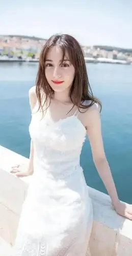 迪丽热巴海边拍写真,身体扭成v字型,美感别致像极了初恋的味道